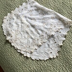 🎉 3/$15 Vintage White Floral Lace Table Runner